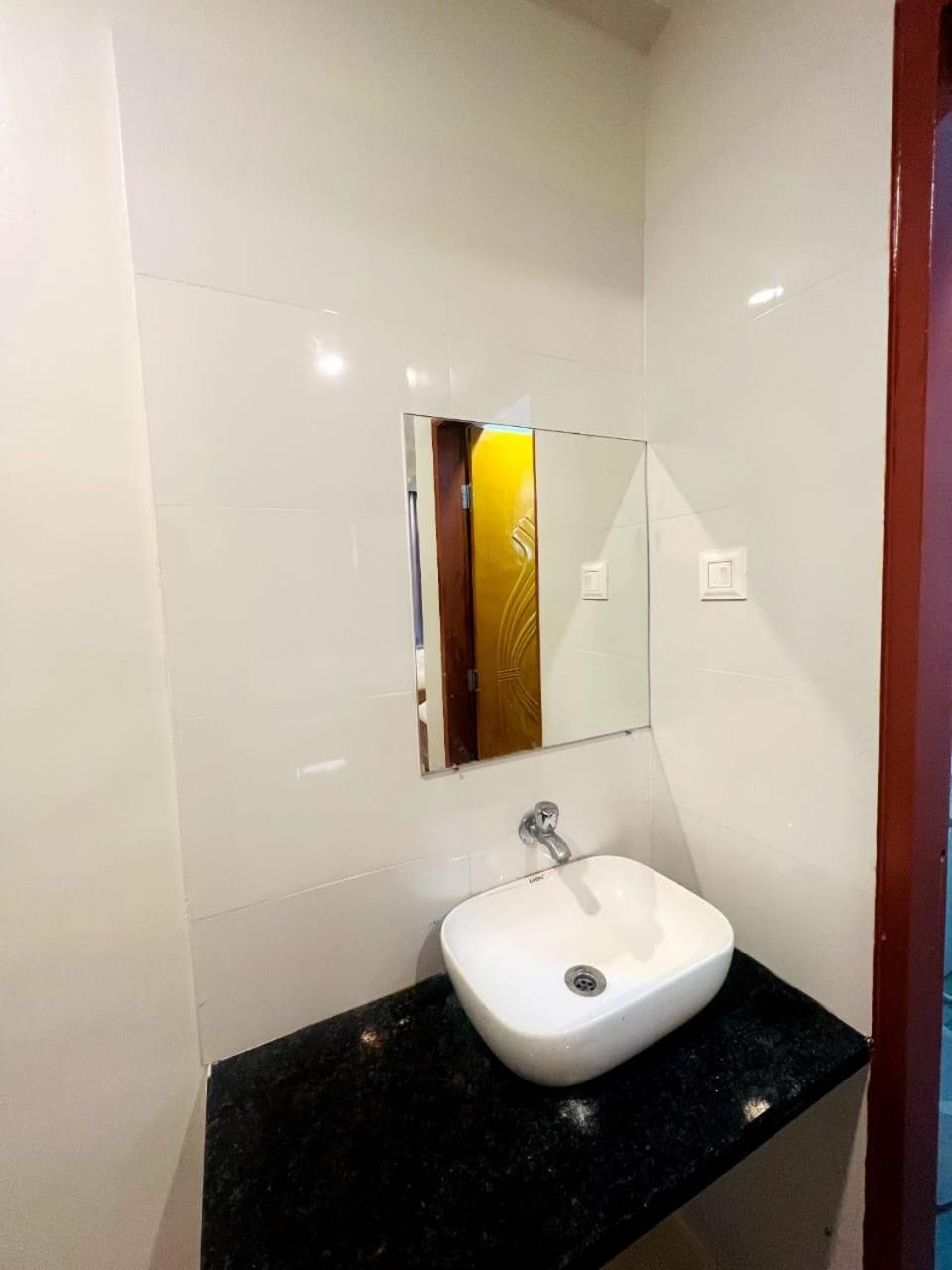 Hotel Sai Smruti شيردي المظهر الخارجي الصورة