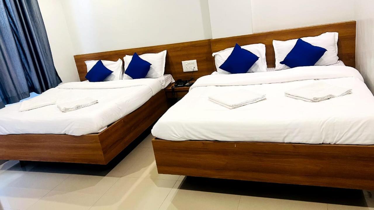 Hotel Sai Smruti شيردي الغرفة الصورة